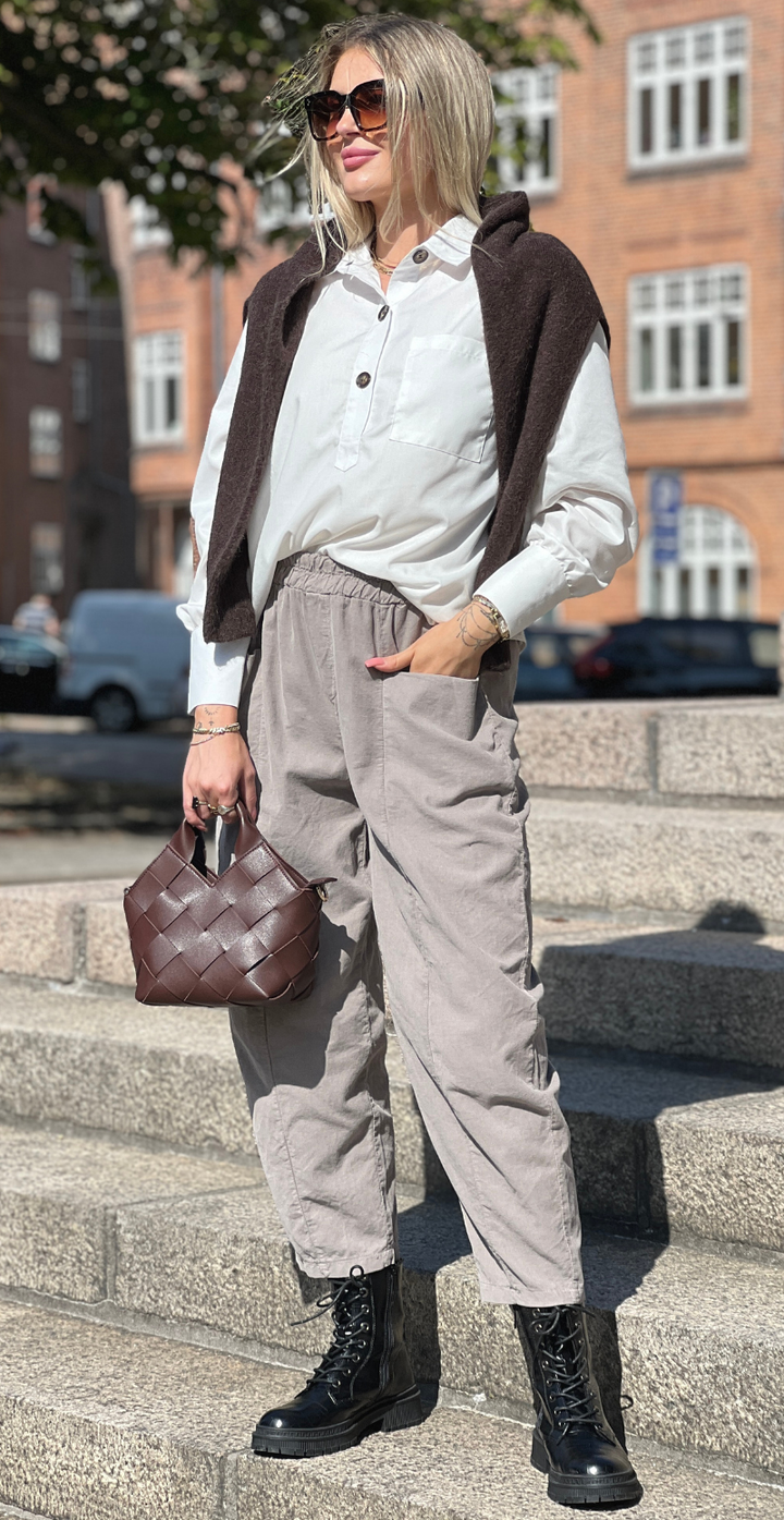 Nella | Pantalon en Velours Fango pour Femme – Poches Avant & Taille Élastique