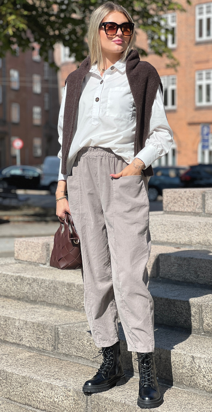Nella | Pantalon en Velours Fango pour Femme – Poches Avant & Taille Élastique