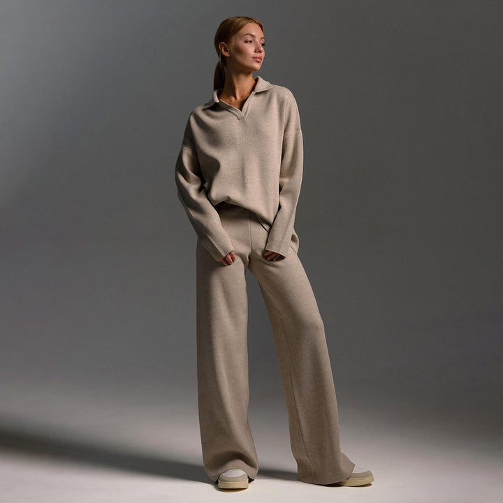 Indy | Ensemble femme avec un pull polo oversize et un pantalon large en couleur sable
