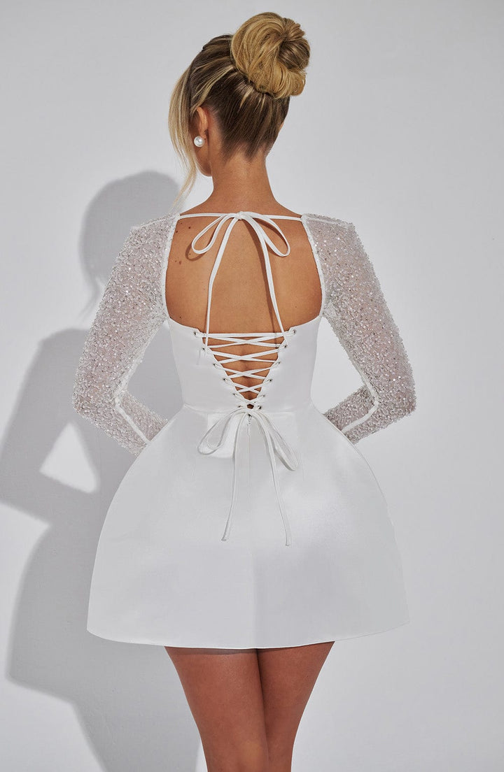 Robe Mini en Satin avec Manches Longues Ornées et Décolleté Carré