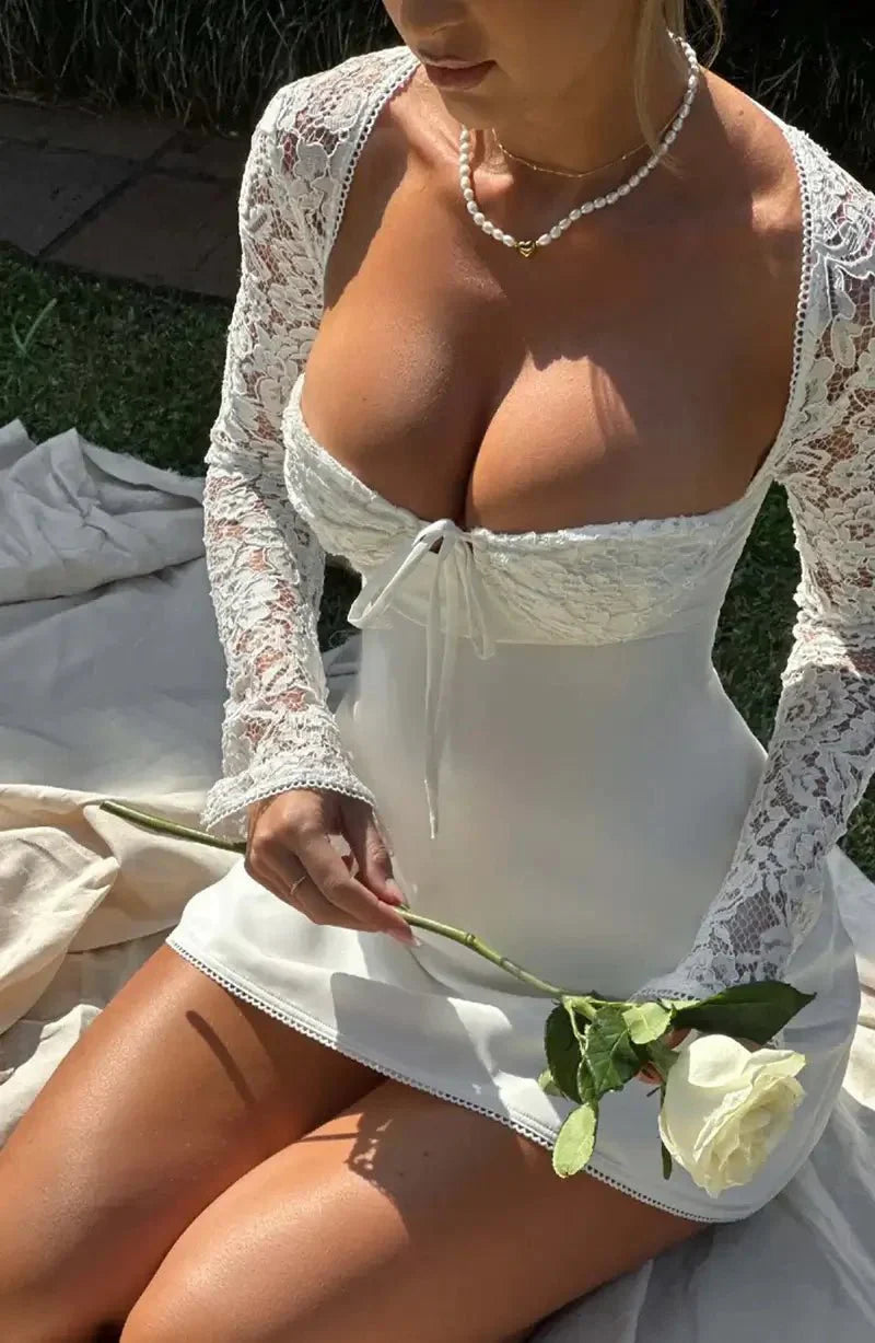 Robe Mini Bodycon à Fines Détails en Dentelle Velloria – Décolleté en Cœur