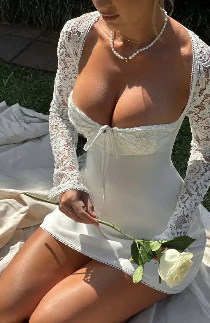 Robe Mini Bodycon à Fines Détails en Dentelle Velloria – Décolleté en Cœur